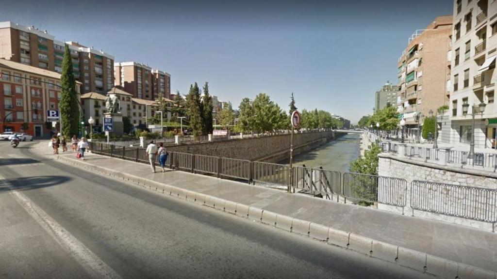El puente desde donde lanzaron al menor en Granada.
