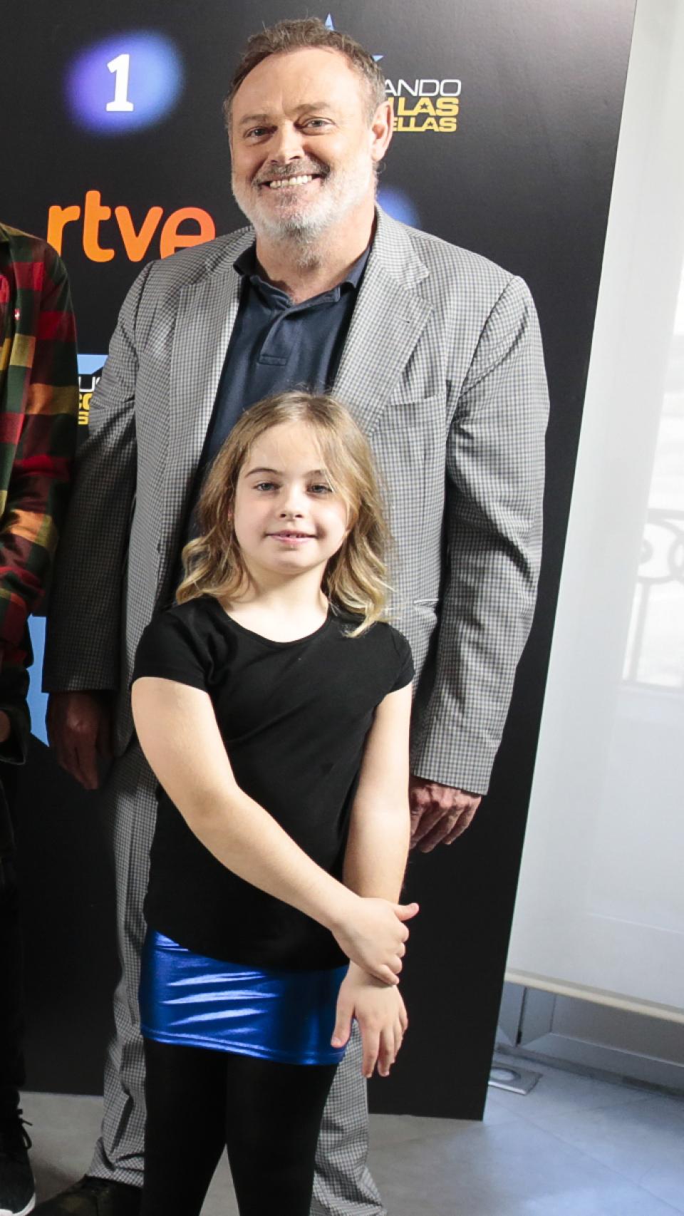 Pablo Carbonell, sonriente junto a su hija, Mafalda, en un photocall de RTVE.