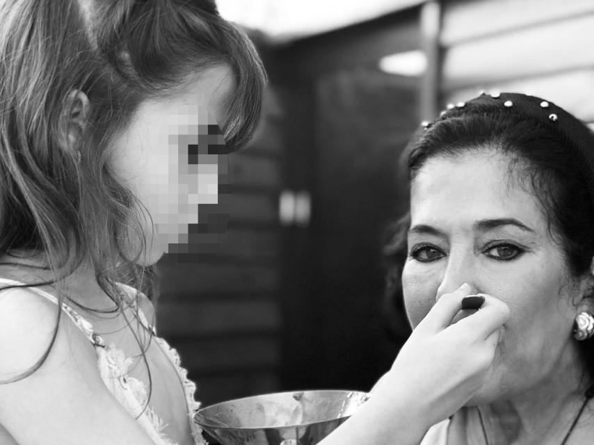 Elena Tablaba compartió esta imagen de su hija Ella y su madre, en la festividad del primer domingo de mayo.