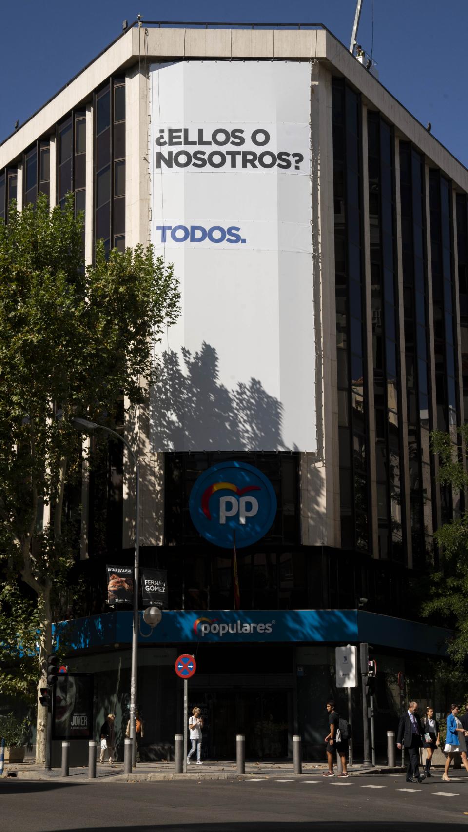 El cartel con la respuesta descubierta.