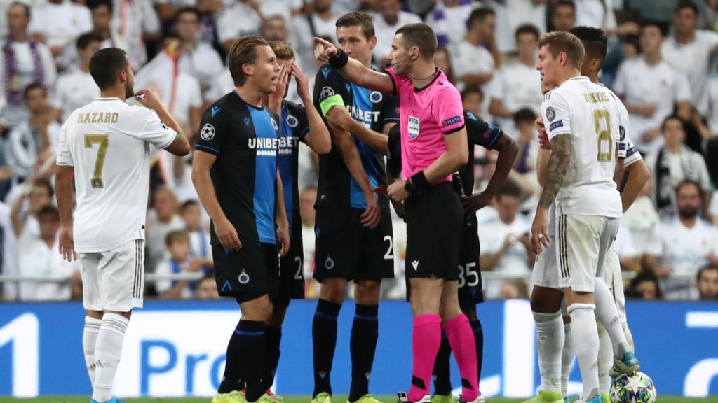 Los jugadores del Brujas piden al árbitro que anule el gol de Casmeiro