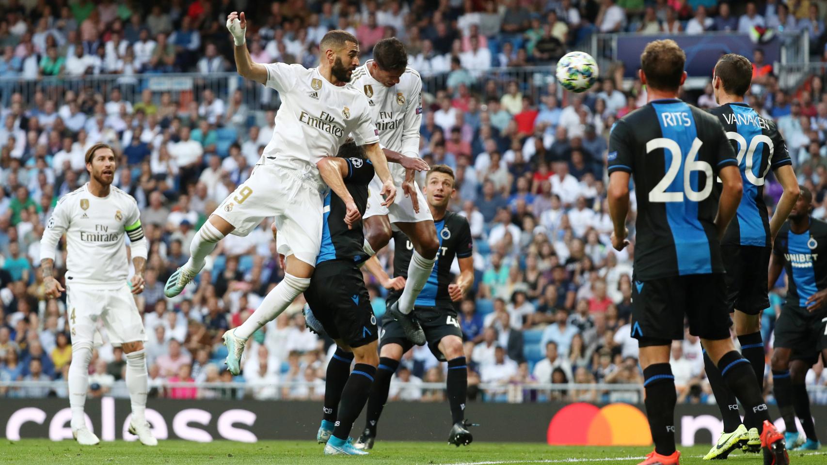 Raphael Varane remata a la portería del Brujas
