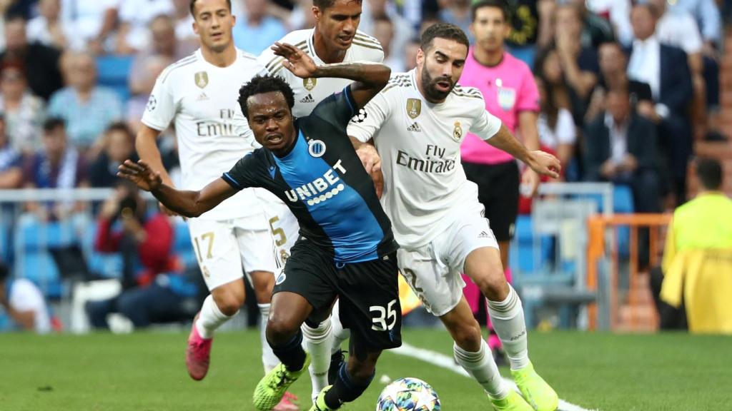 Percy Tau y Dani Carvajal pelean por un balón