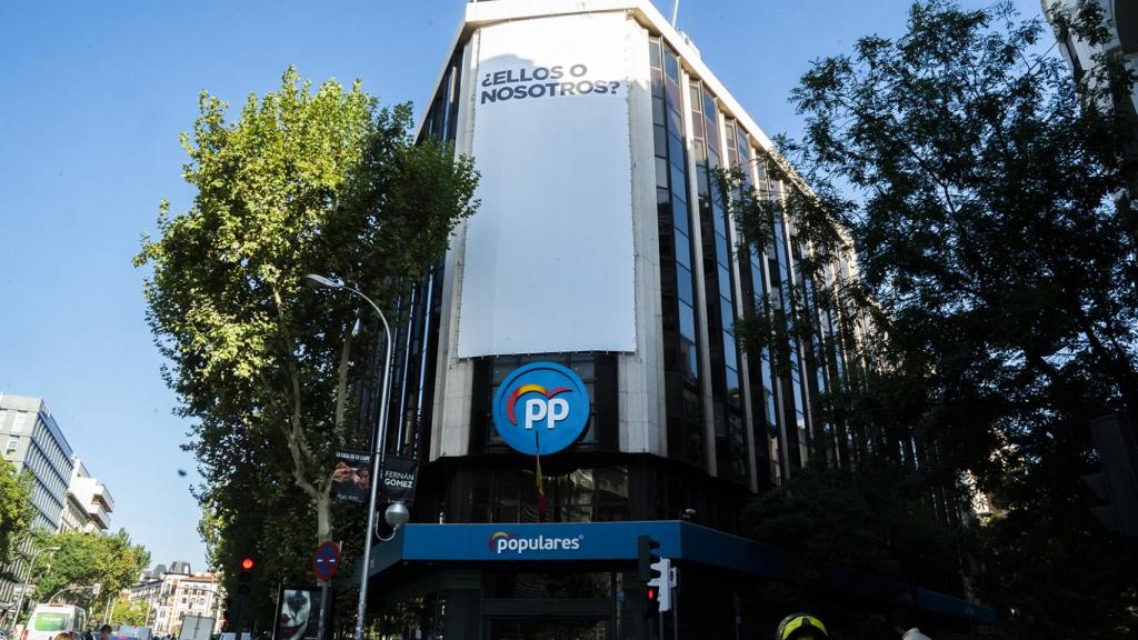 Detalle de la lona Ellos o nosotros desplegada por el PP durante la precampaña.