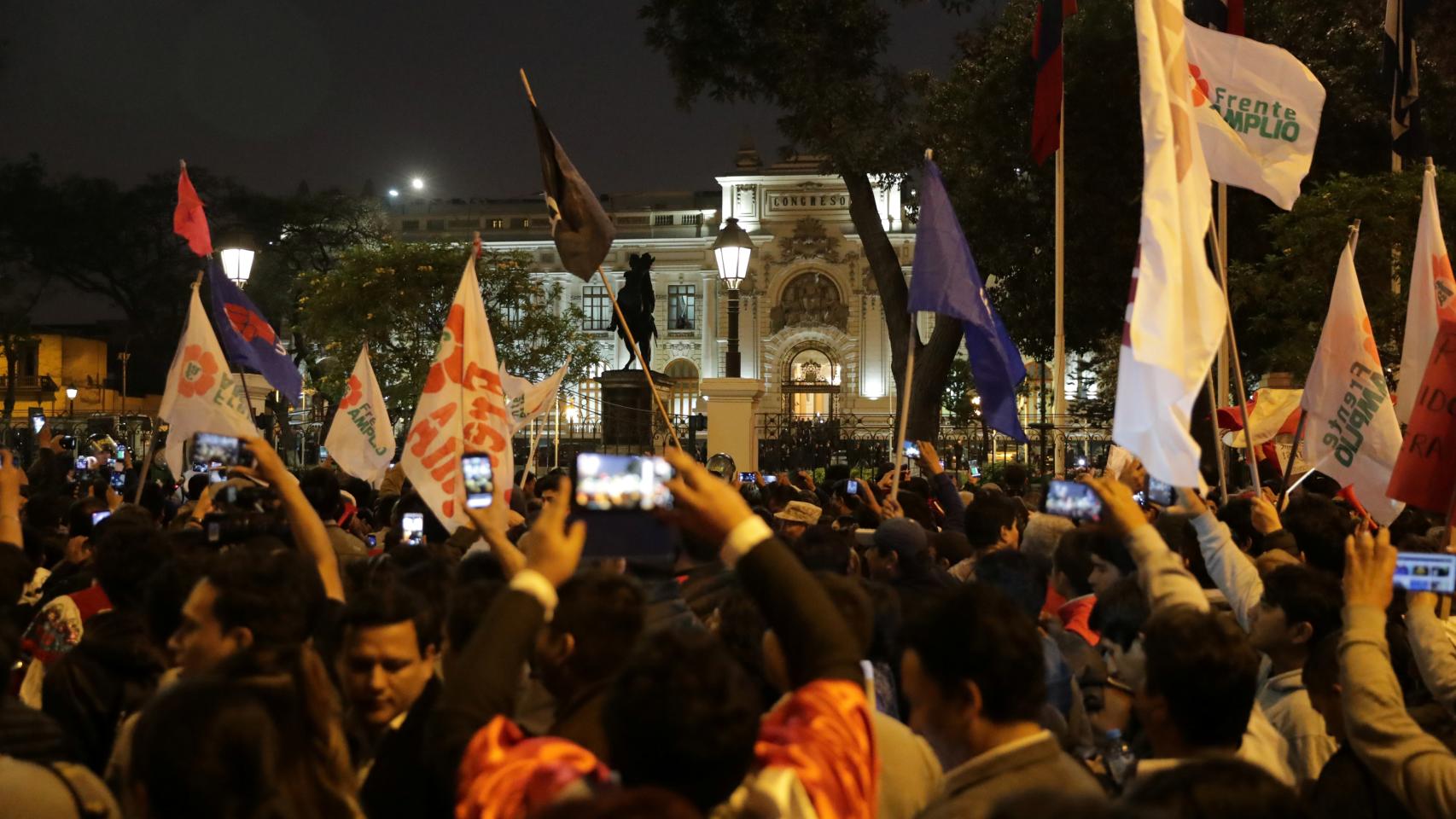 Seguidores de Martin Vizcarra se manifiestan fuera del Congreso.