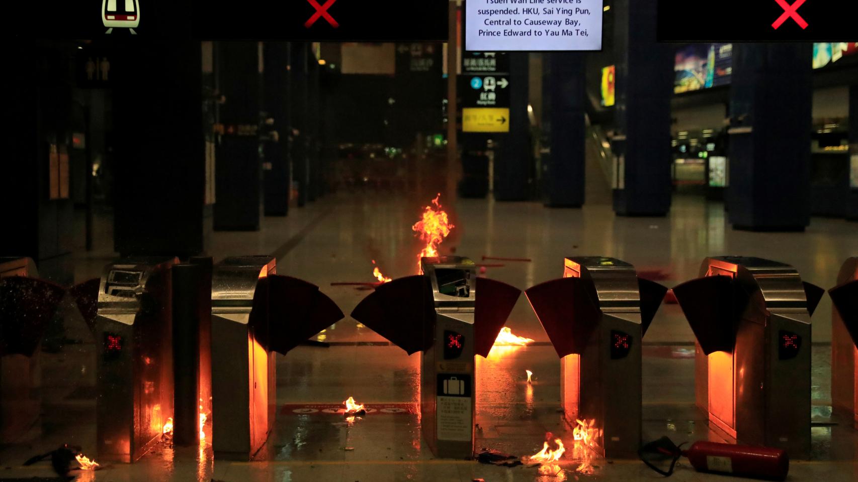 Primer herido de bala en Hong Kong: guerra en las calles en el 70 aniversario de China