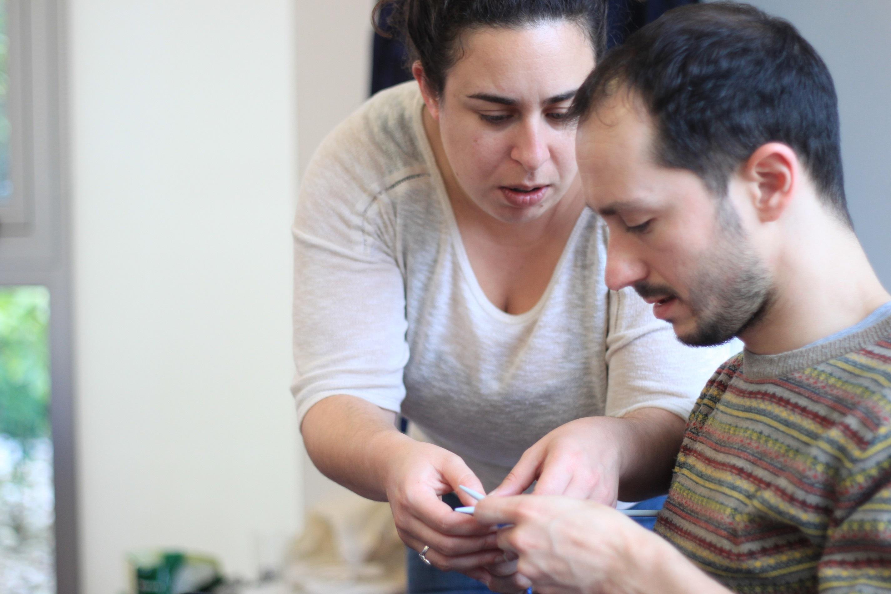 Verónica ensañando a un alumno (Miryam Pato)