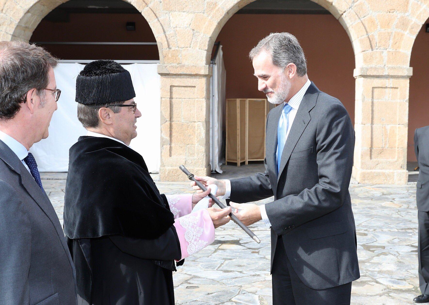 Julio Abalde y Felipe VI, en presencia del Presidente de la Xunta, Alberto Núñez Feijóo @casareal