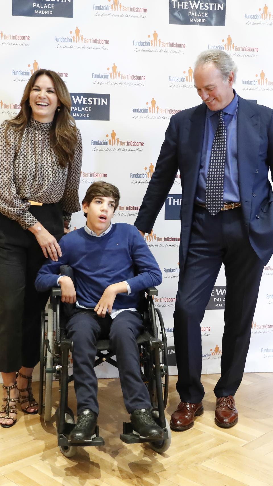 El matrimonio junto al pequeño Kike.