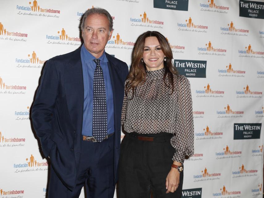 Bertín Osborne junto a su mujer Fabiola Martínez en el acto de su fundación.