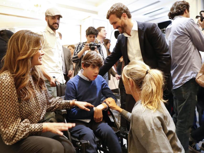El pequeño Kike saludando al presidente del PP, Pablo Casado.