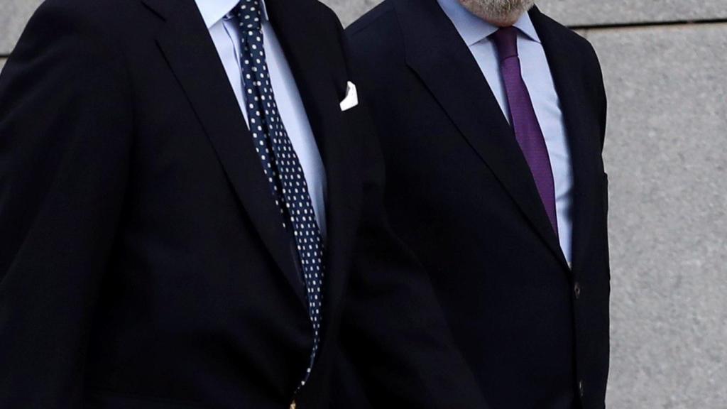 El expresidente de Popular, Emilio Saracho, y su abogado.