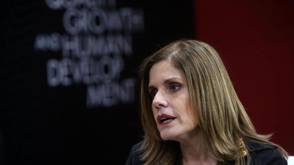 Mercedes Aráoz, hablando durante una entrevista.