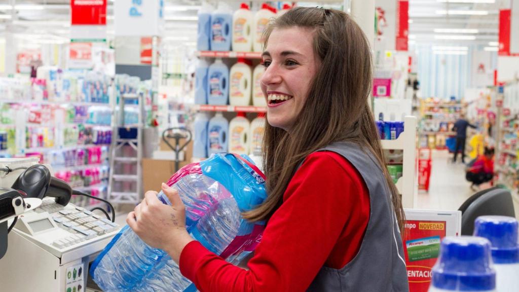 Alcampo ofrece 50 puestos de trabajo en A Coruña para la campaña de Navidad