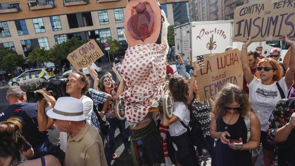 Muchas mujeres han apoyado a Olga, Rocío y Antonia a las puertas del juzgado con una reproducción del 'Coño Insumiso'