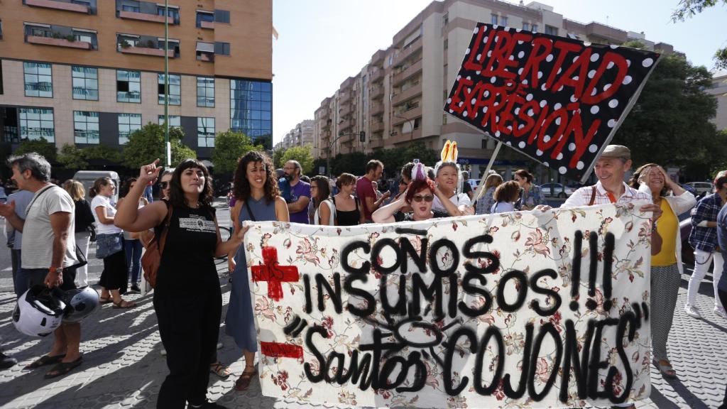 Muchas mujeres han portado pancartas en apoyo de Rocío, Olga y Antonia.
