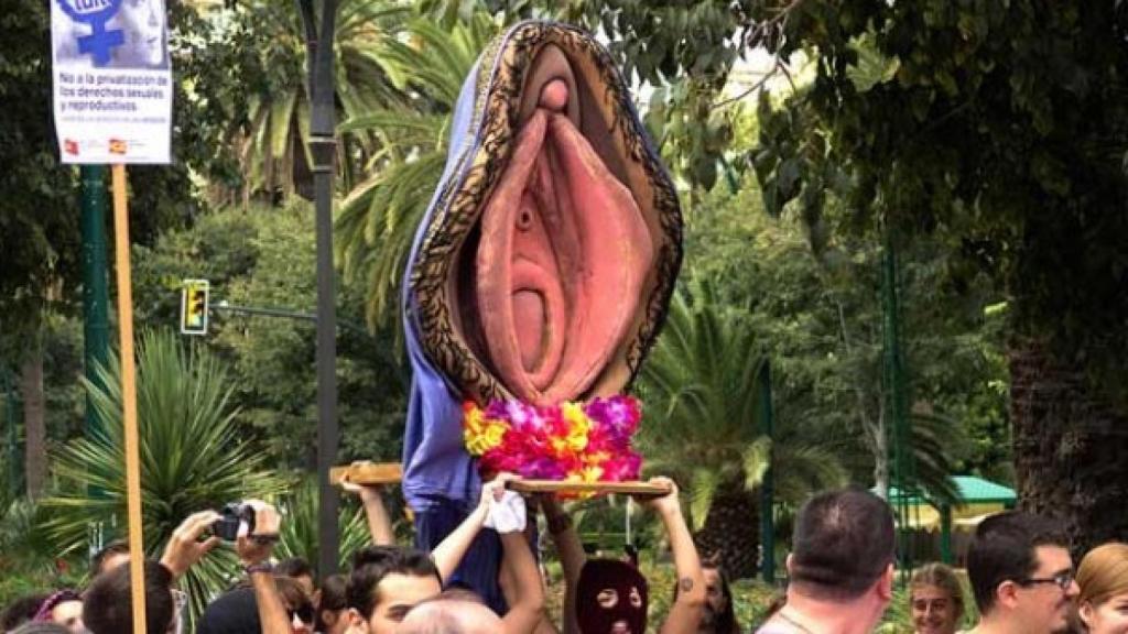 Procesión del Santísimo Coño Insumiso llevada a cabo por Olga, Rocío y Antonia.