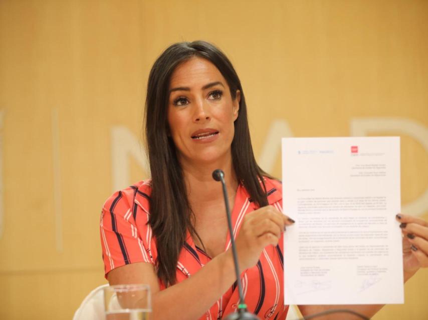 Begoña Villacís muestra la carta enviada al ministerio del Interior.