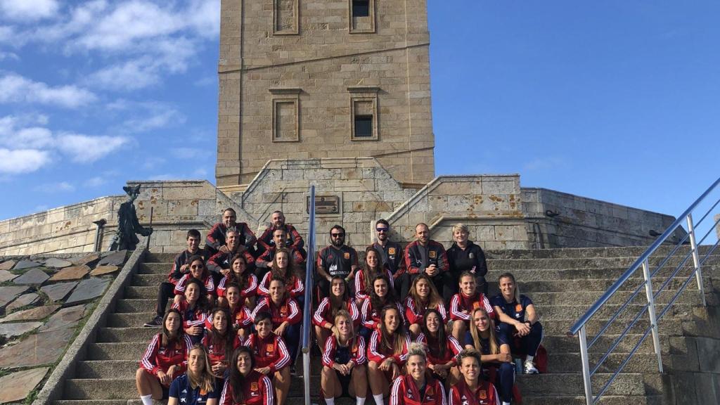 El equipo a los pies de la Torre de Hércules