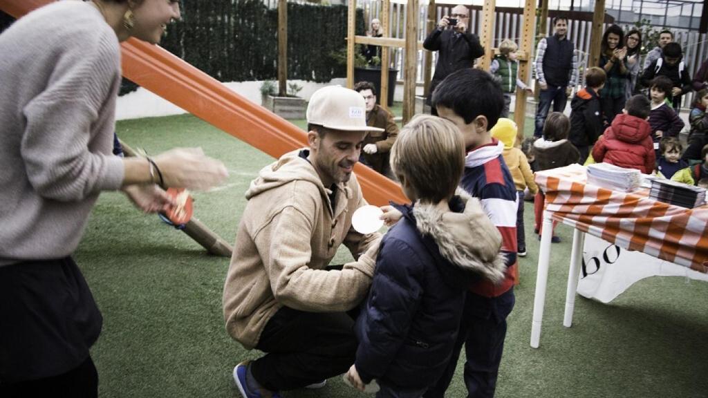 Juan Llorca, en un taller con los más pequeños.