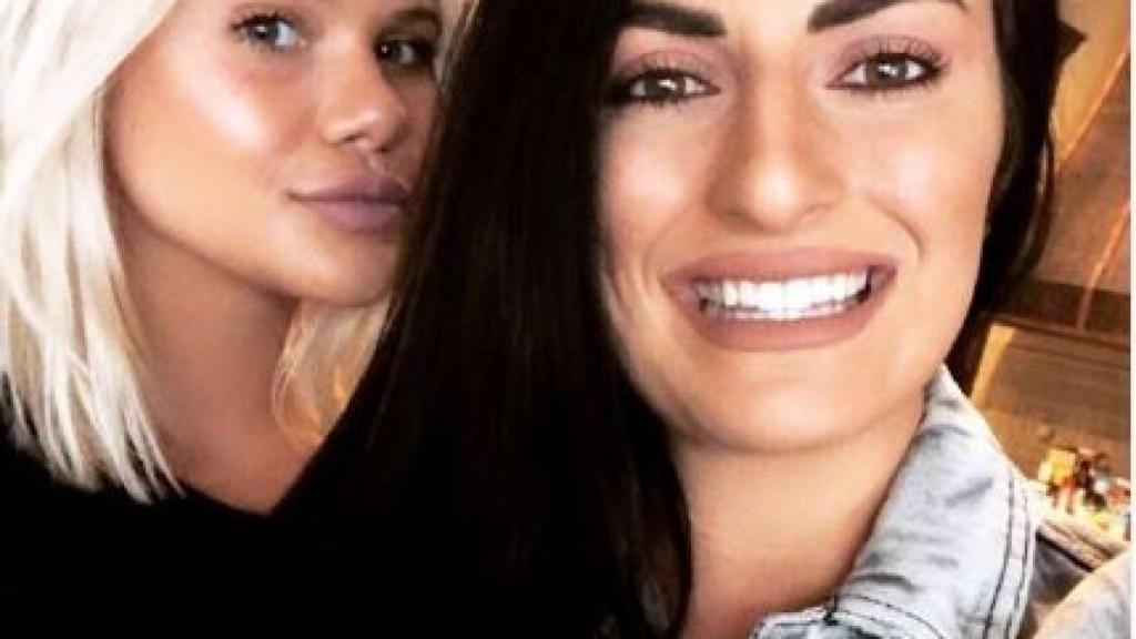 Sonya Deville junto a su pareja