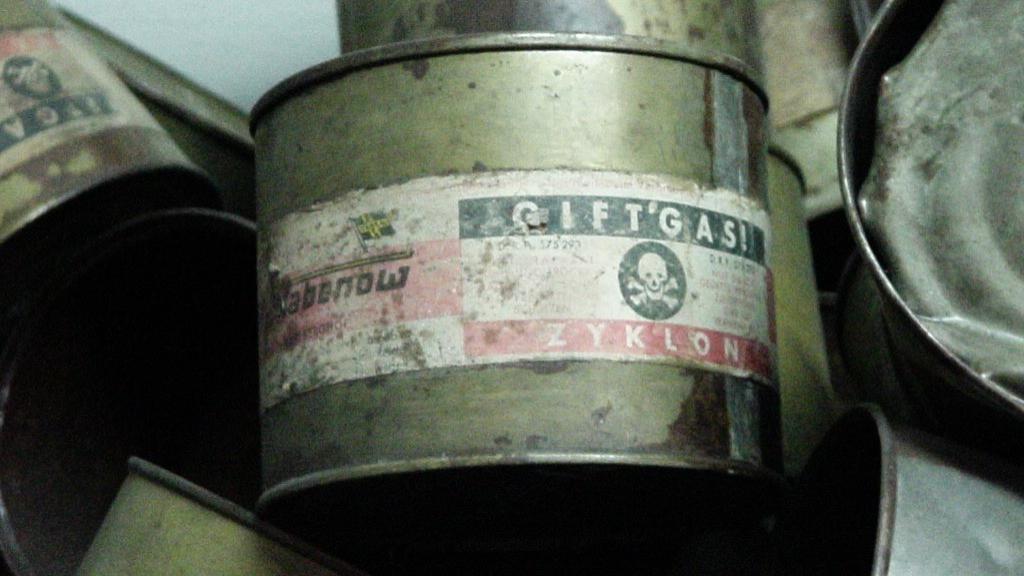 Latas de Zyklon B expuestas en Auschwitz.