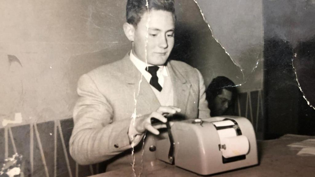 Estanislao Berruezo García empleando una de las antiguas calculadores que había en el Banco de Siero.