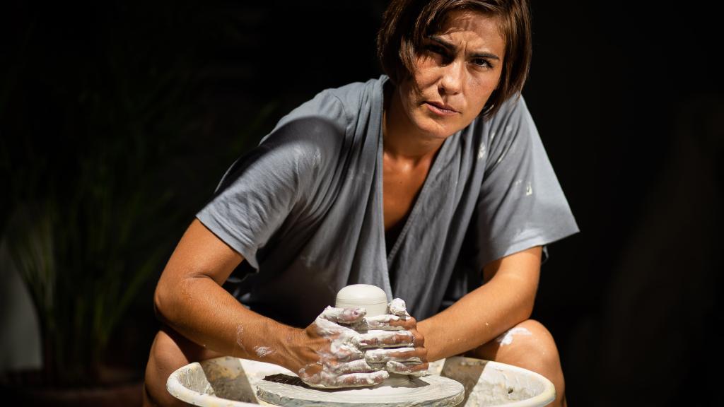 Virginia Paz elaborando una de las piezas únicas de Luxury Sex Design.