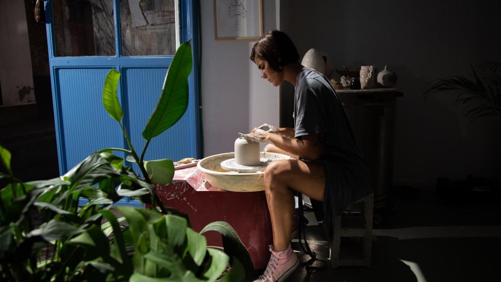 Virginia con el torno en su taller del centro de Sevilla.