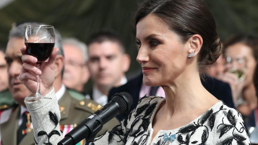 La reina, en un brindis ante algunos miembros del Ejército.
