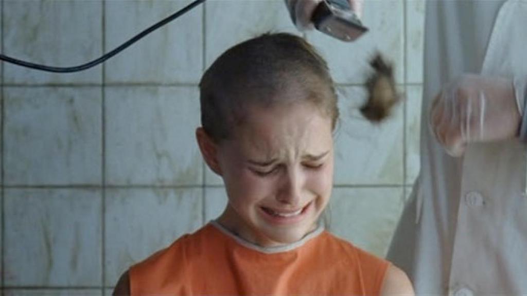 Natalie Portman, en la película 'V de Vendetta', cuando le rasuran la cabeza.