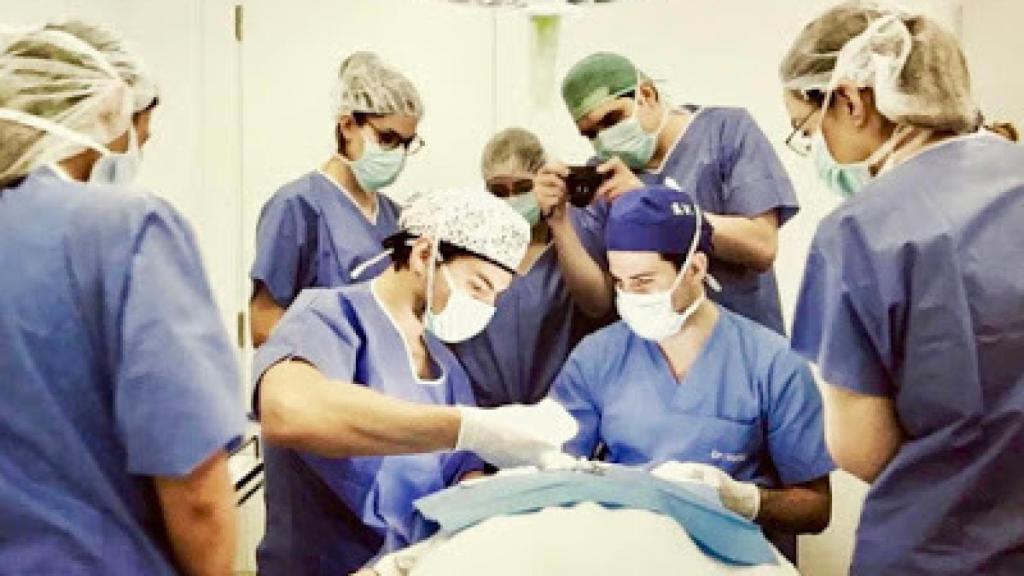 Operación de microinjertos en una mujer.