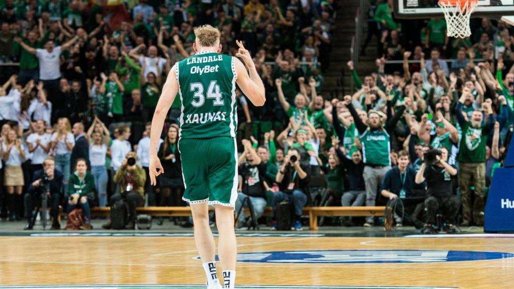 Landale celebrando un triple