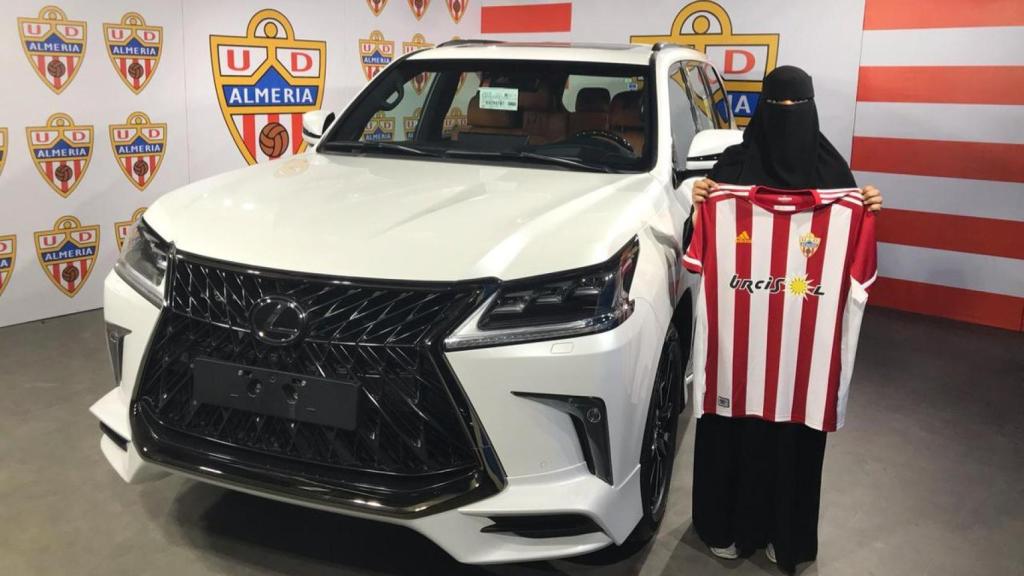 Polémica en las redes por el sorteo del jeque del Almería y la foto de una mujer con burka