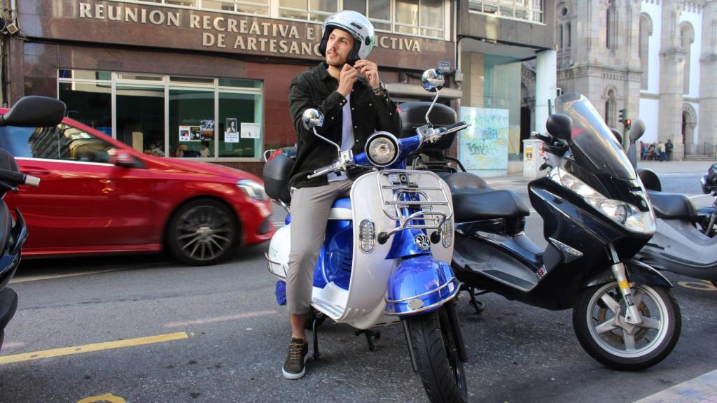 Alberto Rosende, de Moter, nos enseña una de las motos eléctricas de su empresa.