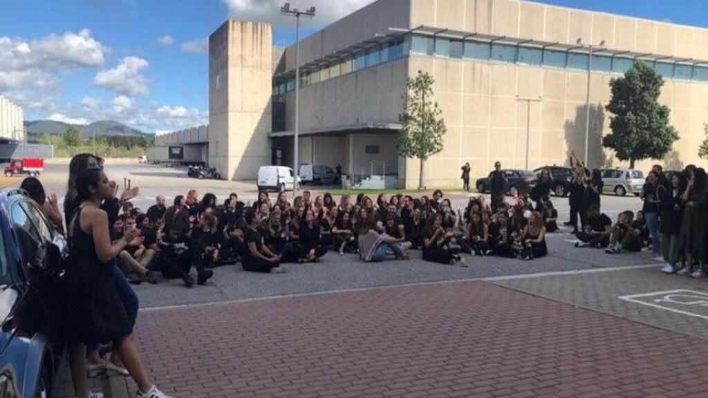 Empleados de Inditex haciendo una sentada en la sede de Bershka en Tordera