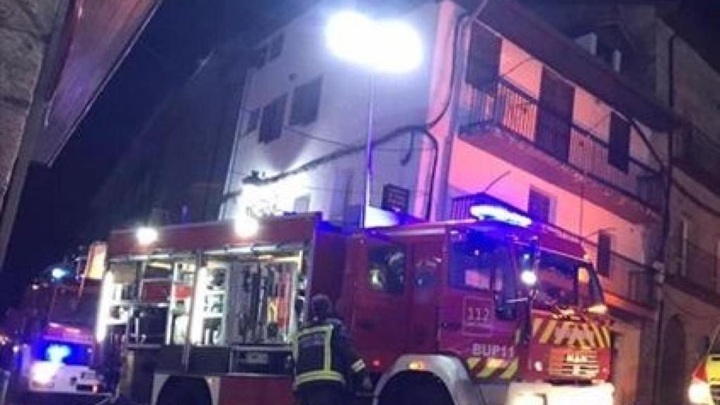 Los hechos han ocurrido de madrugada. Cuando los bomberos han llegado a la zona, la madre estaba en parada.