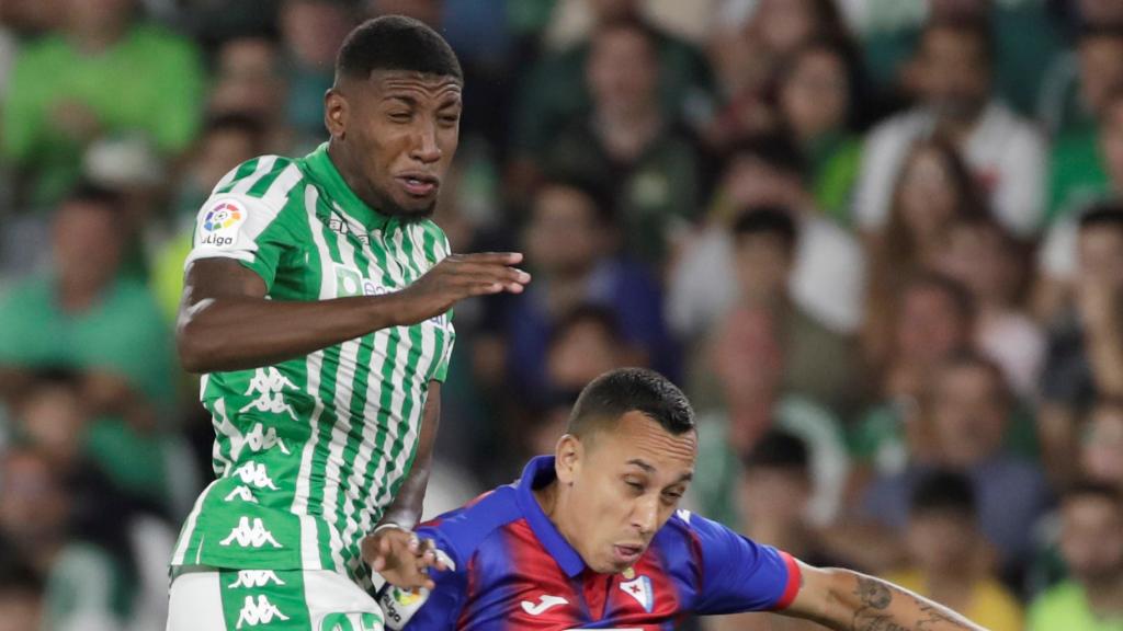 Emerson y Orellana pugnan por un balón.