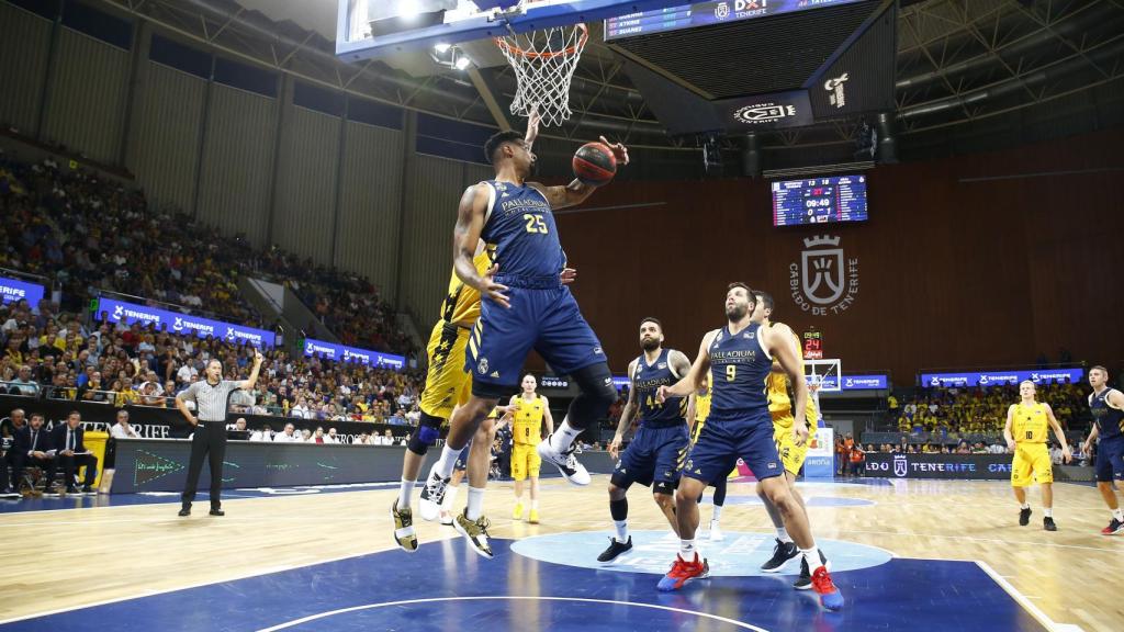 Jordan Mickey intenta coger el rebote. Detrás, Felipe reyes y Taylor.