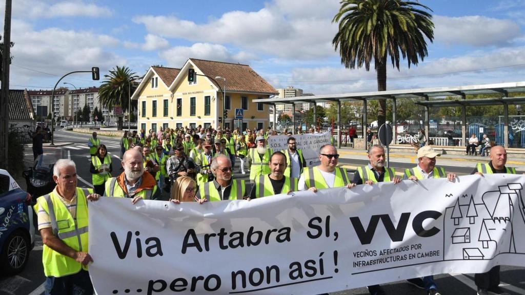 Un centenar de vecinos se concentran en Cambre contra el trazado de la Vía Ártabra