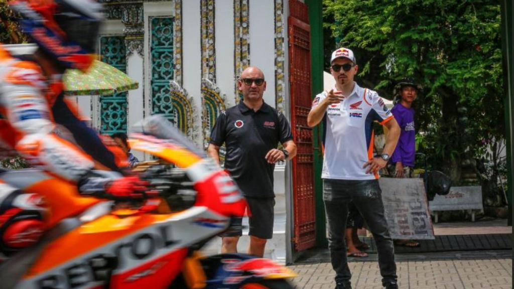 Lorenzo observa una Honda