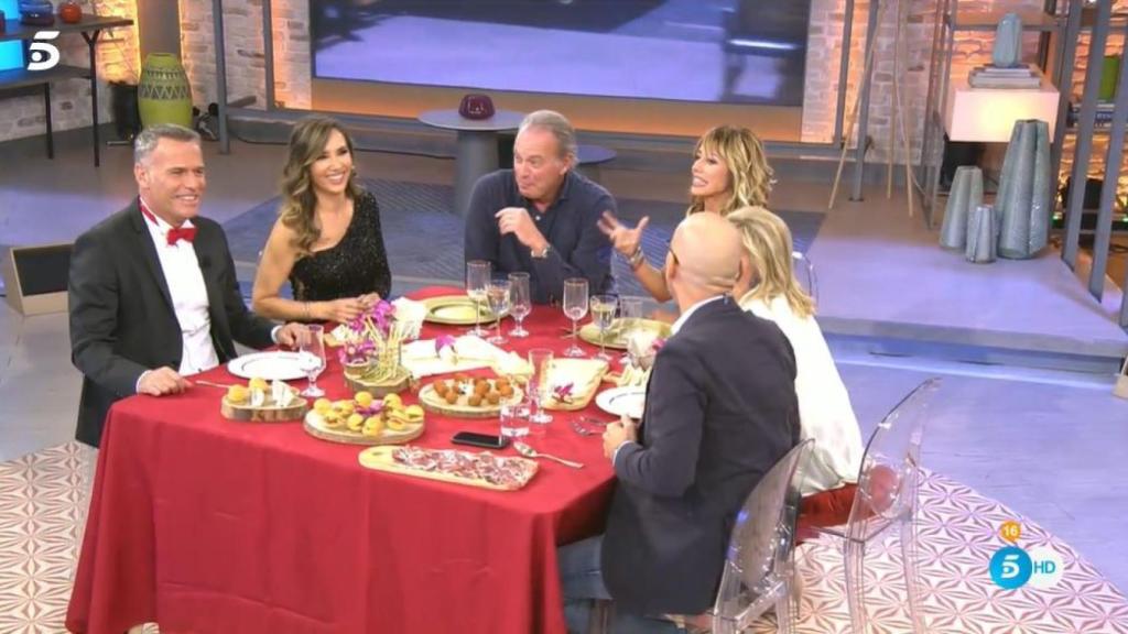 Carlos Lozano y Paloma Lago junto al resto de 'comensales' en 'Viva la vida'.