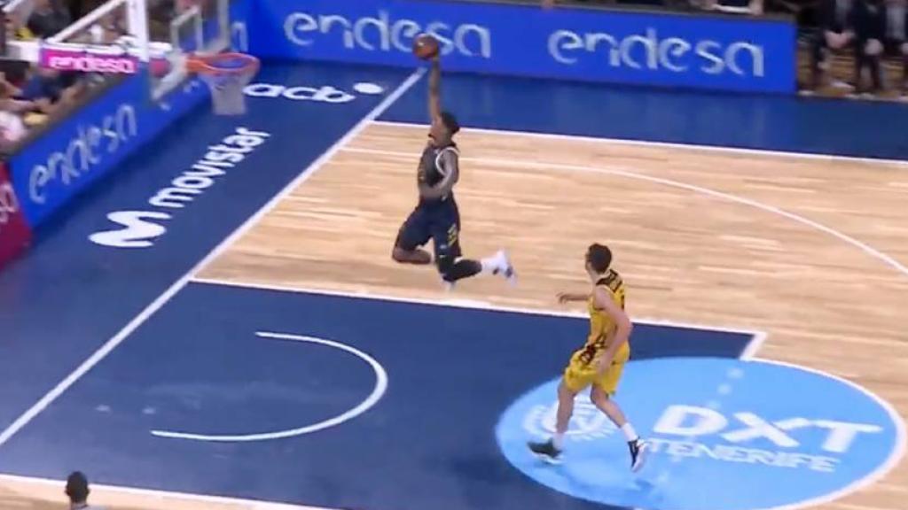 Jordan Mickey vuela y hace un mate desde el tiro libre