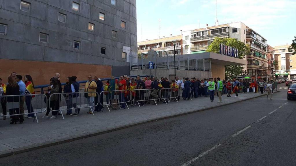 Colas a la entrada de Vistalegre para el acto de Vox 'Plus Ultra'.