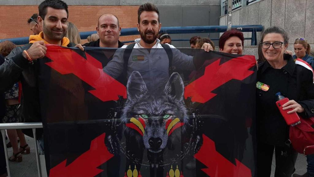 Los fans de Vox, a la entrada de 'Vistalegre Plus Ultra', el acto que celebra el primer aniversario de su irrupción en la política nacional.