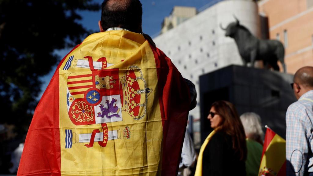 Ambiente en los alrededores del Palacio de Vistalegre de Madrid, donde Vox celebraba un acto de precampaña.