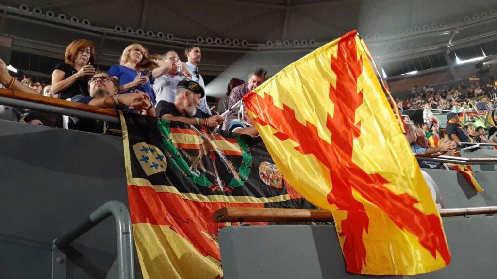 Las gradas de Vistalegre se llenaron de banderas con colores patrios y motivos épicos, como la Cruz de San Andrés.