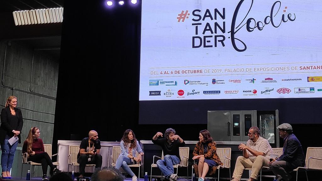 Carlota, a la izquierda, moderando la charla en el Foodie Revolution.