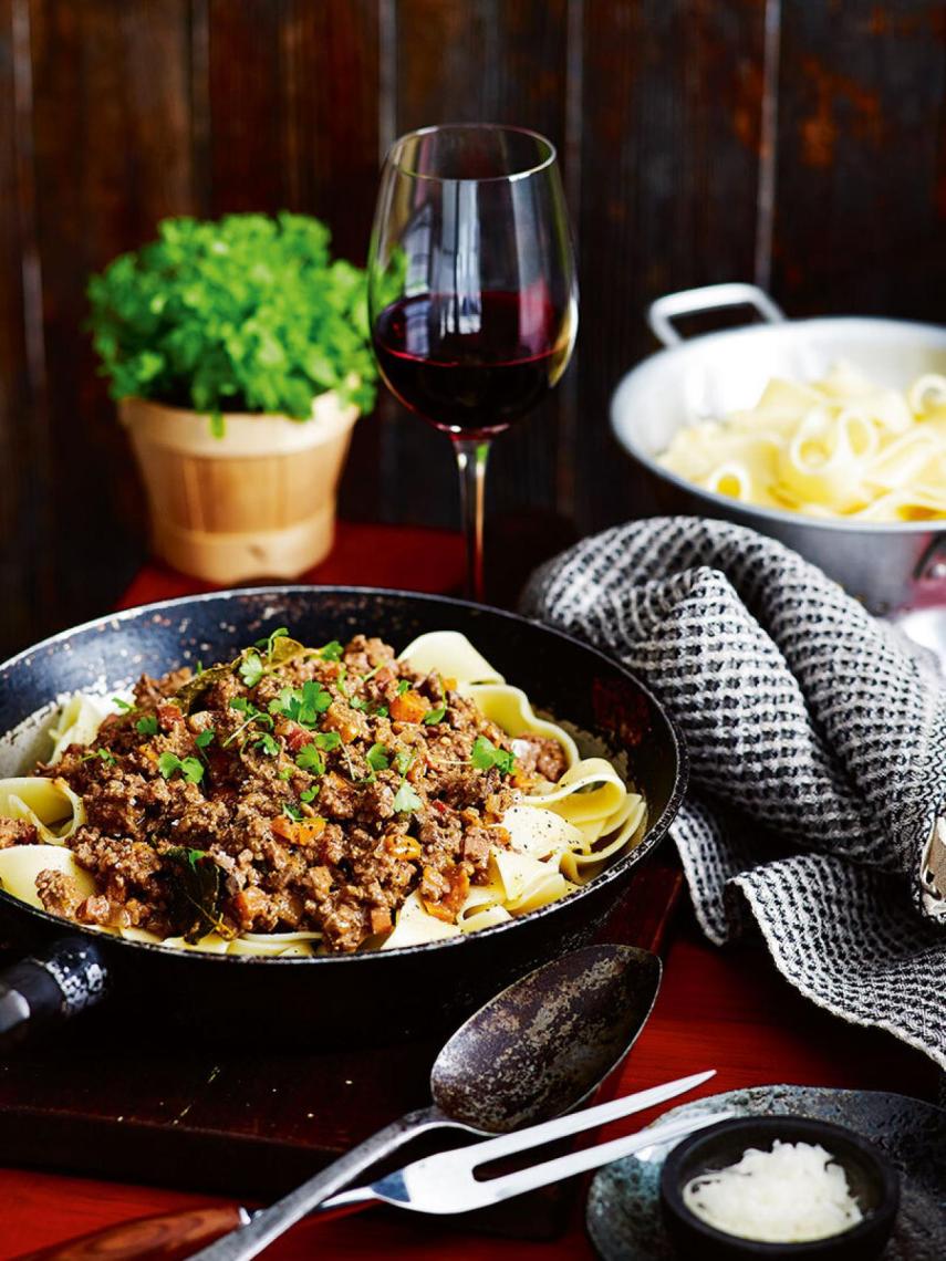 La clásica pasta bolognese, con un vino italiano.