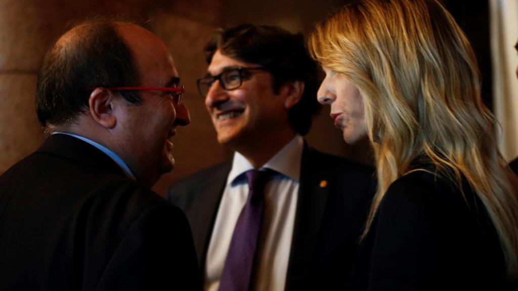 Iceta y Cayetana este lunes en los pasillos del Parlament